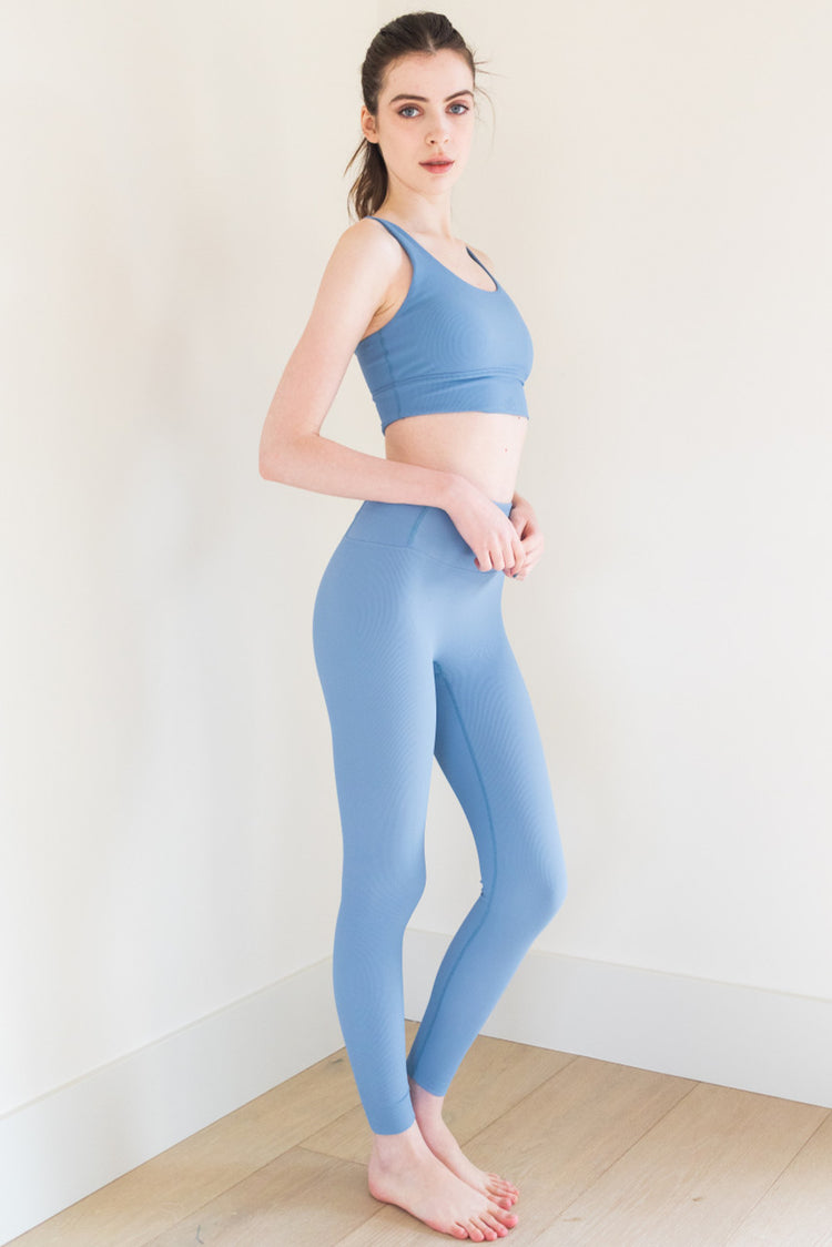 The Ribbed Ultimate Legging in Coastal is a high-performance athletic legging that is perfect for any workout or active lifestyle. It features a mid-blue heather finish, a secure fit, and anti-pill technology - ensuring that it stays looking and feeling great wear after wear.