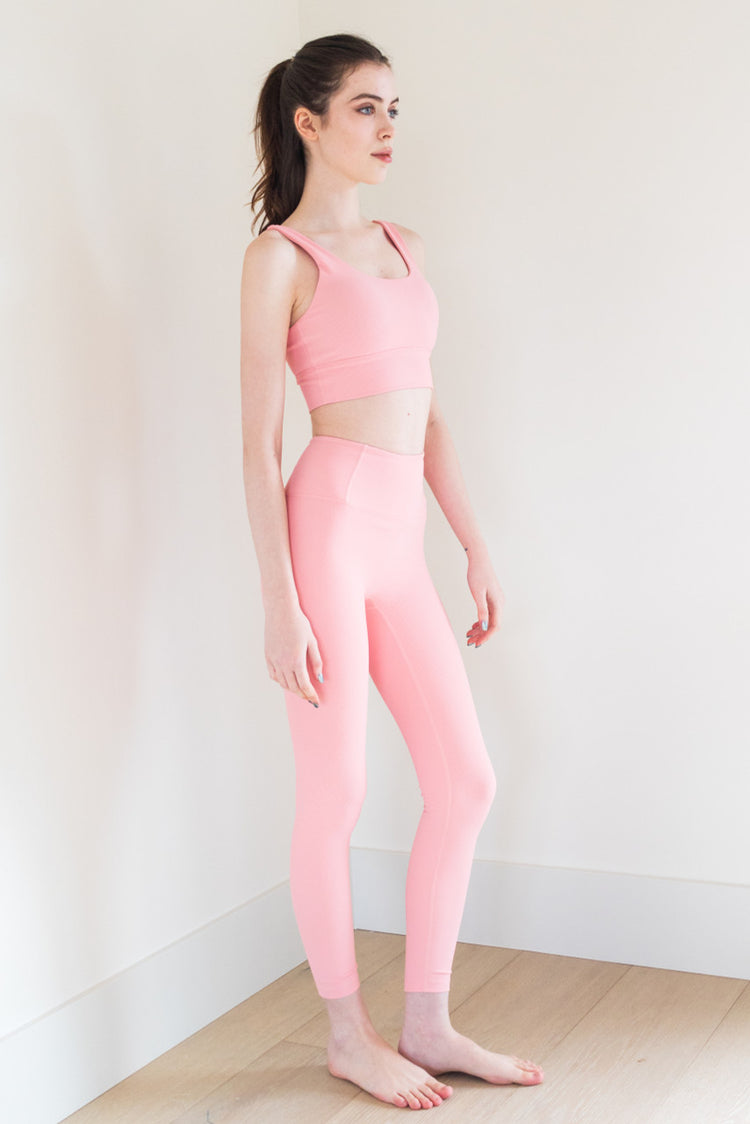 The Ribbed Ultimate Legging in Bubblegum is a high-performance athletic legging that is perfect for any workout or active lifestyle. It features a grey heather finish, a secure fit, and anti-pill technology, ensuring that it stays looking and feeling great wear after wear.

