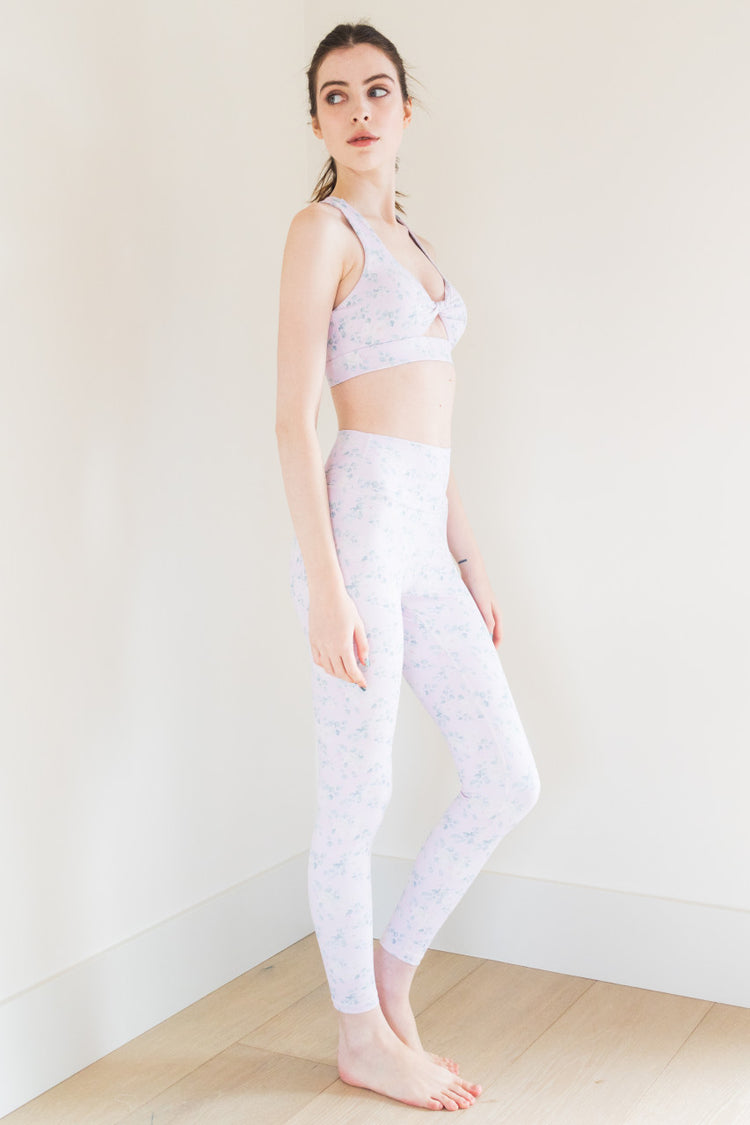 The Ribbed Ultimate Legging in White rose is a high-performance athletic legging that is perfect for any workout or active lifestyle. It features a delicate white rose finish, a secure fit, and anti-pill technology, ensuring that it stays looking and feeling great wear after wear.