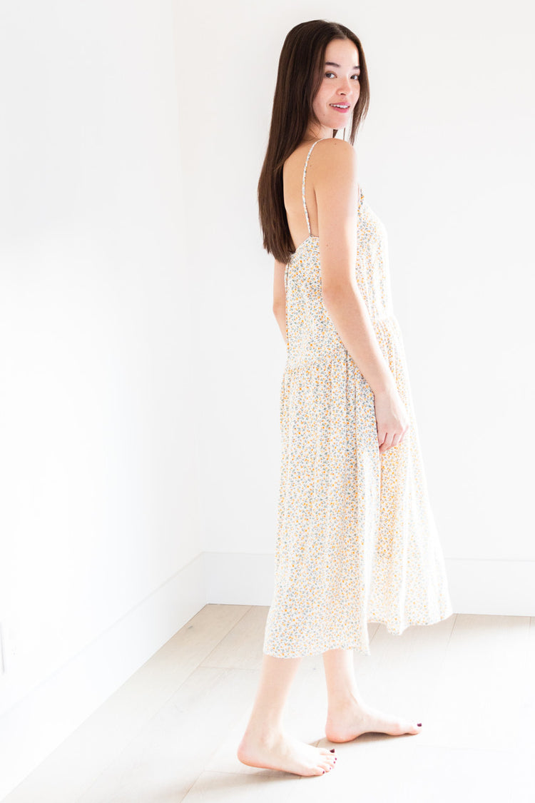 The Payton midi dress is a must-have with its beautiful floral print and loose, flowing design that provides ultimate comfort. Its tie-back adds a touch of elegance to this lightweight dress, making it perfect for any spring or summer occasion.


