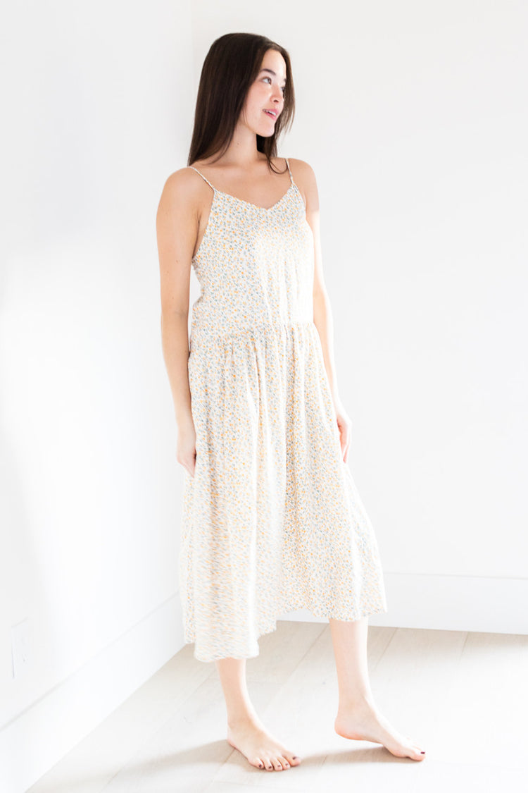 The Payton midi dress is a must-have with its beautiful floral print and loose, flowing design that provides ultimate comfort. Its tie-back adds a touch of elegance to this lightweight dress, making it perfect for any spring or summer occasion.

