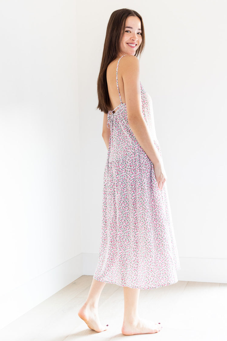 The Payton midi dress is a must-have with its beautiful floral print and loose, flowing design that provides ultimate comfort. Its tie-back adds a touch of elegance to this lightweight dress, making it perfect for any spring or summer occasion.

