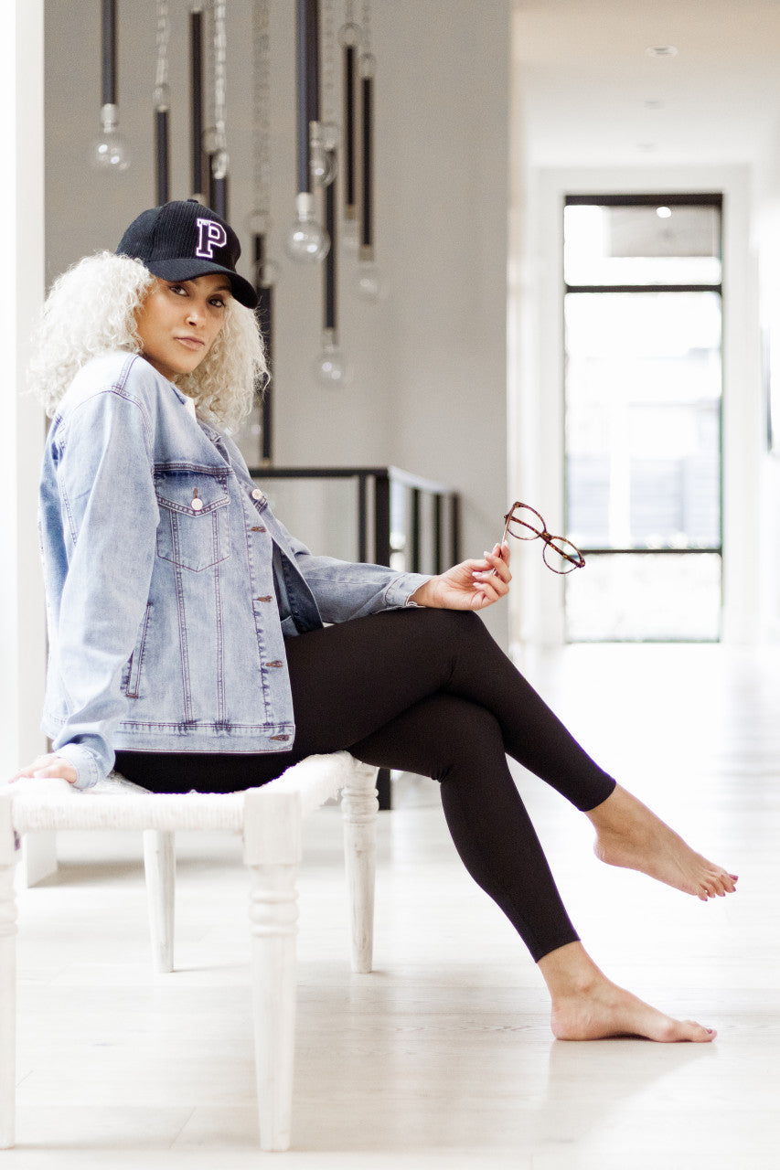 This corduroy hat is a stylish and practical accessory that will keep you shaded from the sun and comfortable on sunny days. It features an adjustable cinch at the back and a branded letter P monogram, and is made of a soft and durable fabric in a jet black color.