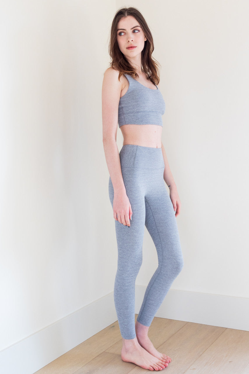 The Ribbed Ultimate Legging in Ash is a high-performance athletic legging that is perfect for any workout or active lifestyle. It features a grey heather finish, a secure fit, and anti-pill technology, ensuring that it stays looking and feeling great wear after wear.