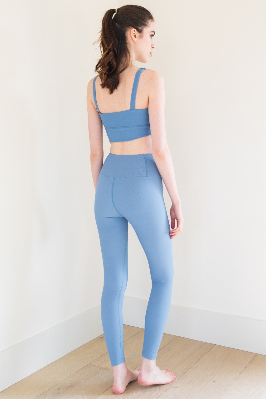 The Ribbed Ultimate Legging in Coastal is a high-performance athletic legging that is perfect for any workout or active lifestyle. It features a mid-blue heather finish, a secure fit, and anti-pill technology - ensuring that it stays looking and feeling great wear after wear.