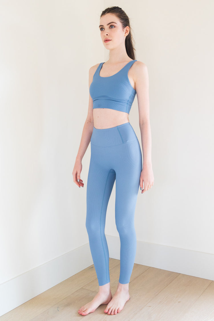 The Ribbed Ultimate Legging in Coastal is a high-performance athletic legging that is perfect for any workout or active lifestyle. It features a mid-blue heather finish, a secure fit, and anti-pill technology - ensuring that it stays looking and feeling great wear after wear.