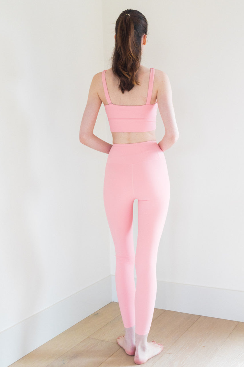 The Ribbed Ultimate Legging in Bubblegum is a high-performance athletic legging that is perfect for any workout or active lifestyle. It features a grey heather finish, a secure fit, and anti-pill technology, ensuring that it stays looking and feeling great wear after wear.

