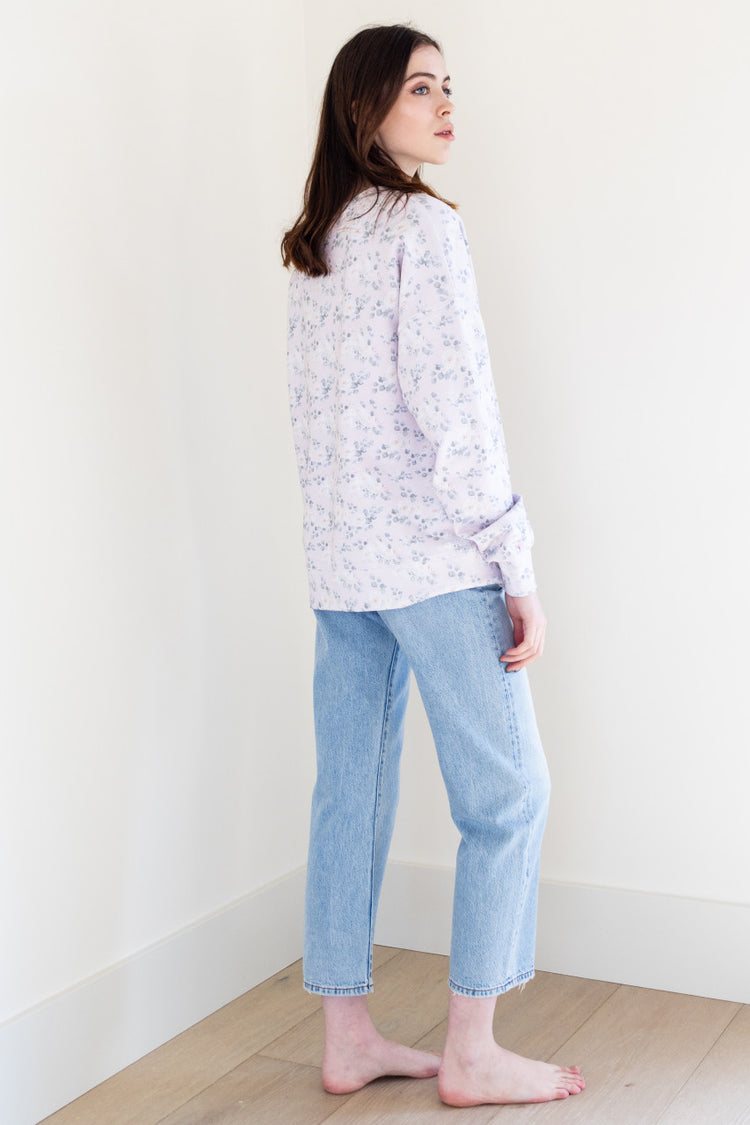 This soft lilac coloured long sleeve crew neck sweater has a white rose print pattern and ribbing details, giving it a stylish and feminine touch. It has a slightly boxy fit, making it comfortable and easy to wear for any casual occasion.