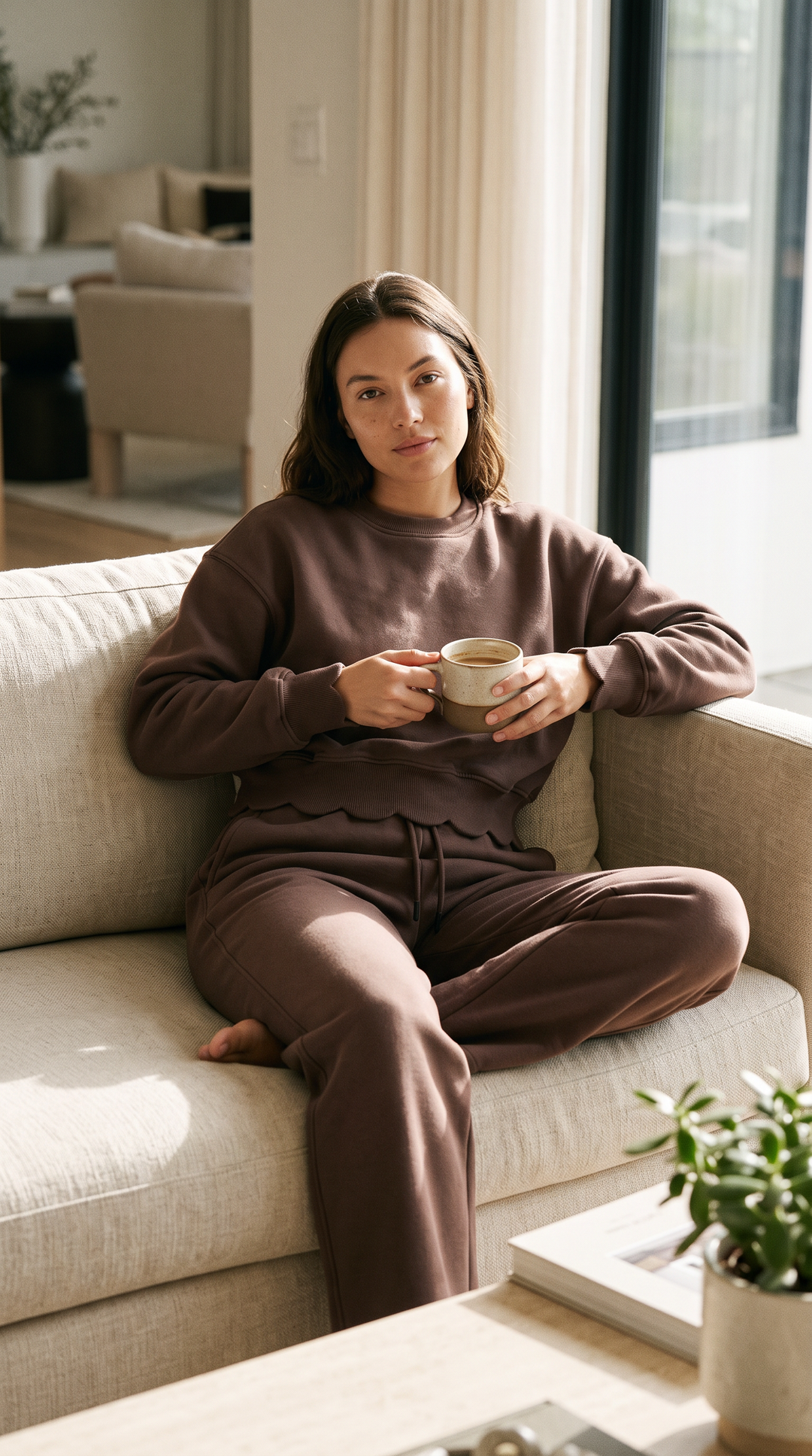 Belle jogger espresso – side view – PRIV the Brand