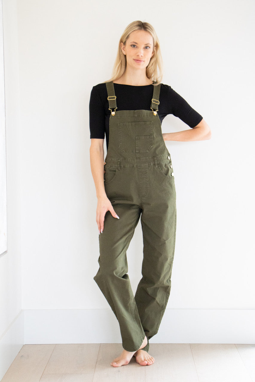 Your classic straight leg overall in seasonal military green. This slightly stretchy style features gold buckle accents, chest and side pockets and a tapered, straight leg finish. Pair with your favourite basic short or long sleeve tee and fall boot to complete this seasonal outfit.

