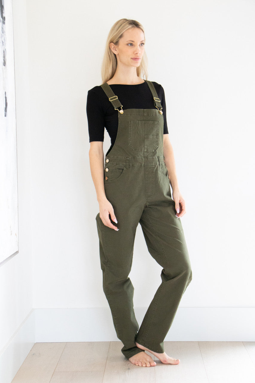 Your classic straight leg overall in seasonal military green. This slightly stretchy style features gold buckle accents, chest and side pockets and a tapered, straight leg finish. Pair with your favourite basic short or long sleeve tee and fall boot to complete this seasonal outfit.

