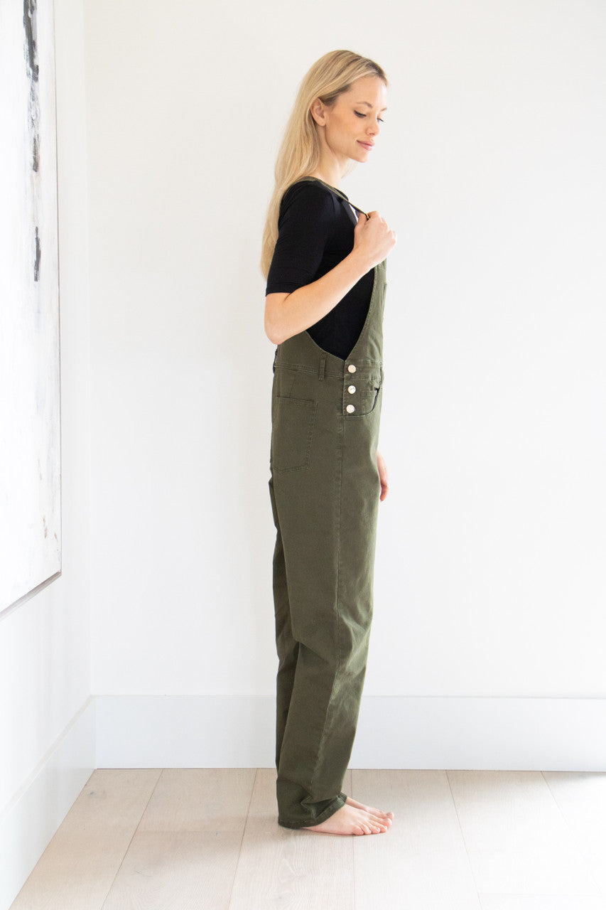 Your classic straight leg overall in seasonal military green. This slightly stretchy style features gold buckle accents, chest and side pockets and a tapered, straight leg finish. Pair with your favourite basic short or long sleeve tee and fall boot to complete this seasonal outfit.

