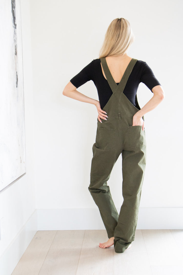 Your classic straight leg overall in seasonal military green. This slightly stretchy style features gold buckle accents, chest and side pockets and a tapered, straight leg finish. Pair with your favourite basic short or long sleeve tee and fall boot to complete this seasonal outfit.

