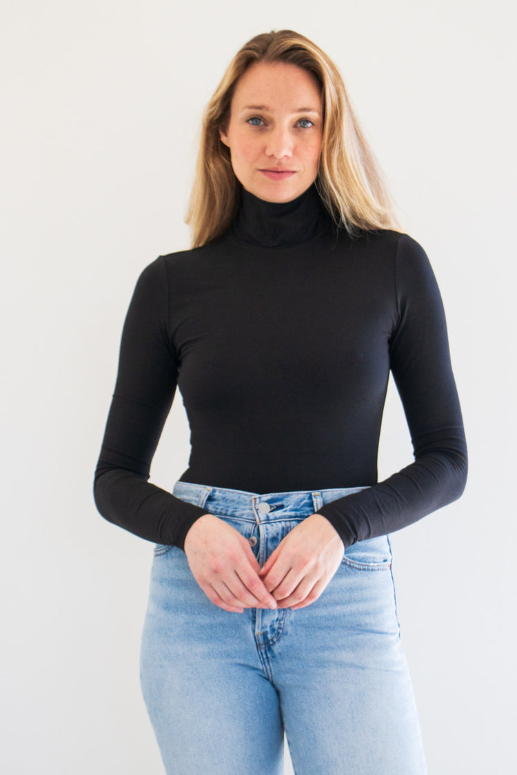 An high collar bodysuit with a close fit and lightweight fabric, Cara features a solid and smooth finish with a crew cut neckline and just a little bit of stretch.

