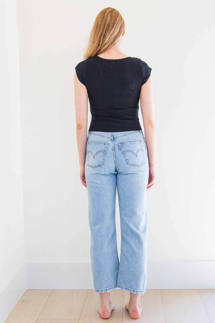 A classic ribbed tee with cap sleeve details and a boxy, squared off neckline. This tee fits true to size with a slightly fitted finish. Made to pair and wear with anything and everything, stock up on staple basics. 

