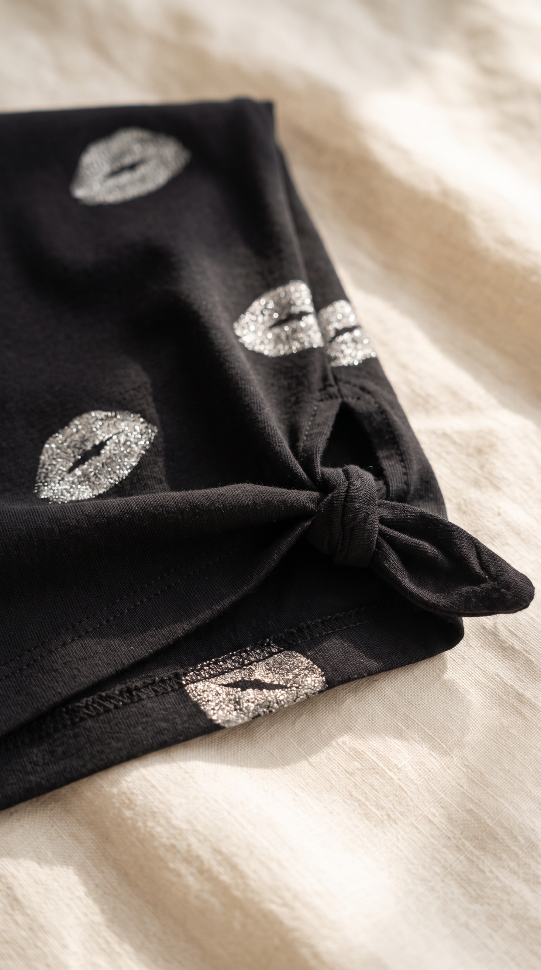 Reign – Printed Cotton Graphic Tie Tee In Black Kisses