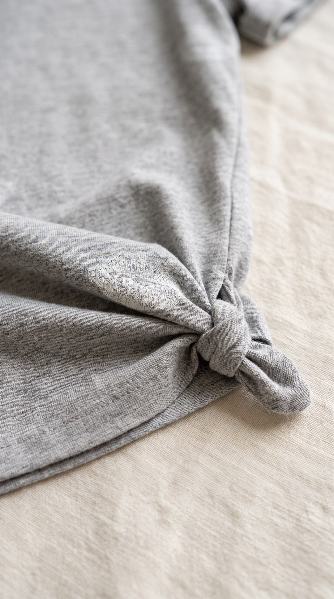 Reign – Printed Cotton Graphic Tie Tee In Grey Kisses