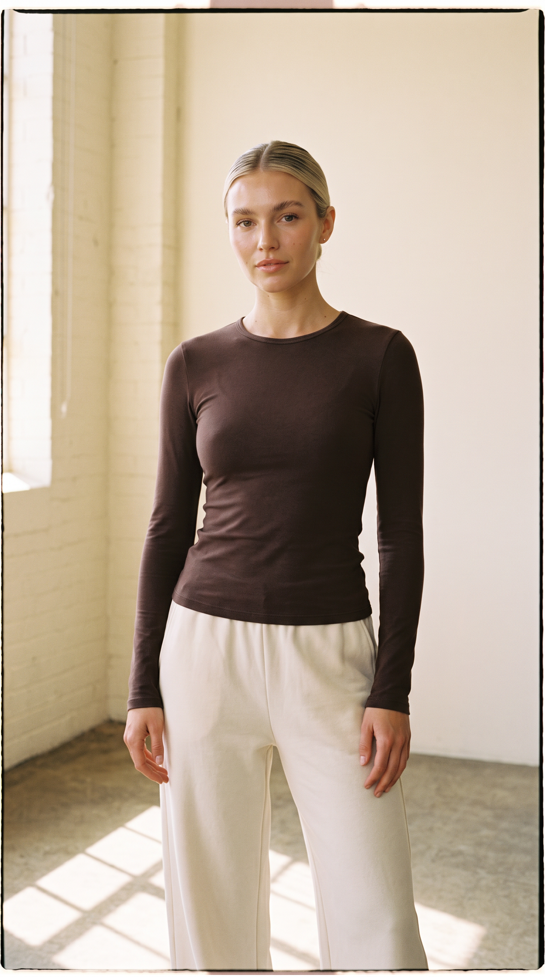 FORM Crew Long Sleeve Espresso-Isabeyphotography-2